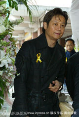 幻灯：王静莹送别婆婆和丈夫零互动 现身不列家属席