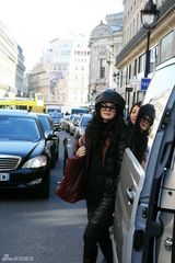 高清图：许晴漫游巴黎街头 心情大好笑容灿烂