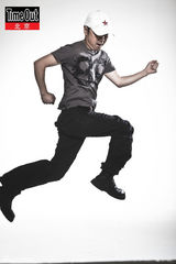 组图：崔健登杂志封面 亮出蓝色骨头