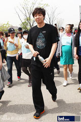 组图：韩星朴真熙夏石镇等参与汉江徒步大会