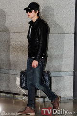 组图：韩众星结束美国公演回国 素颜轻装亮相机场