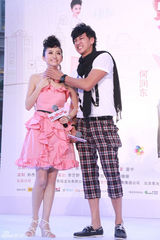 高清：《美女老板》七夕热映   何润东景甜甜蜜连拍