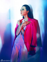 组图：韩雪写真穿梭色彩国度 化身幻变精灵