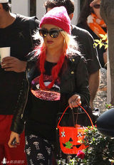 组图：克里斯蒂娜潮装出街 参加儿子万圣节派对