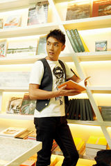 高清图：霍政谚写真曝光 展露邻家男孩阳光笑容