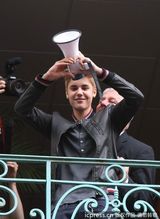 组图：比伯拿扩音喇叭开阳台演唱会