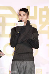 组图：梁汉文续约金牌大风 获赠价值二十万金表