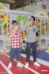 组图：农夫亲自推销唱片 销量飘红排第三位