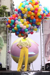 组图：杨丞琳曝青峰曾解她内衣 献唱遭火花烫舌