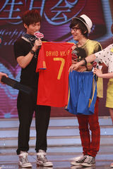 幻灯图：王啸坤《大牌生日会》与陈楚生穿女装搞怪