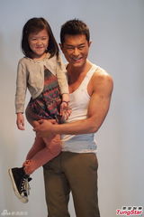 组图：古天乐刘青云爬硬地 被小萝莉骑大马