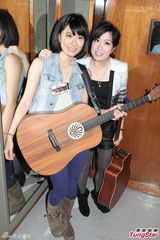 组图：官恩娜与男友吉他传情 赞朱莉切乳房防癌