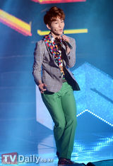 组图：韩团SHINee新专辑回归首唱疯狂火爆