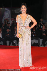 组图：威尼斯美裙盘点 休闲靓丽vs性感妖娆