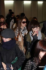 组图：韩女子团体T-ARA首度抵台 粉丝热情引恐慌