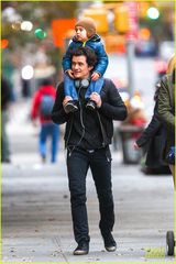 组图：米兰达开心赴日 前夫带萌子显父爱