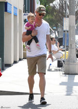 组图：“雷神”二度当爹 锤哥甘做奶爸爱抱娃