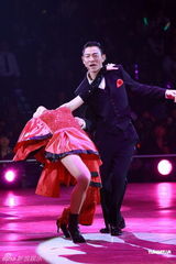 组图：刘德华“体力派”演唱会 与黎明携手同台