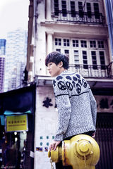 组图：李炜香港街景写真 潮装上阵时尚范儿