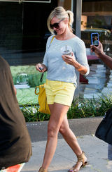 组图：卡麦隆-迪亚兹灰色条纹上衣搭黄色短裤