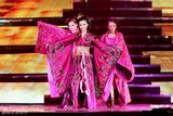 幻灯组图：李玟个唱玩变装秀 浴池上演“贵妃醉酒”