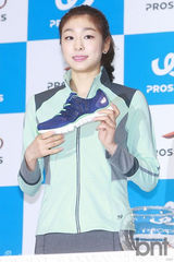 组图：金妍儿亮相签名会 恋情曝光后首现身