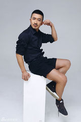 组图：小张铎帅气写真 转型时尚雅痞男