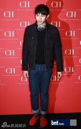 组图：少时TIFFANY高俊熙等红装热情站台