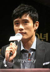 幻灯图：韩彩英李秉宪出席《The Influence》发布会 