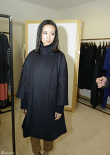 组图：董洁米兰时装周试装 李大齐搭配服饰