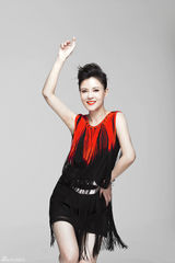 组图：何佳怡全新写真俏丽短发演绎红唇诱惑