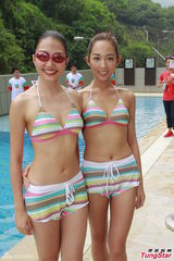 组图：港姐佳丽首度泳衣亮相 水上展傲人身姿