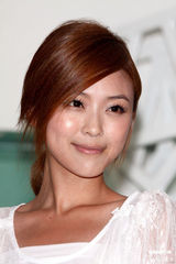 幻灯图：卓文萱白衣亮相娇媚可人 仪态大方优雅