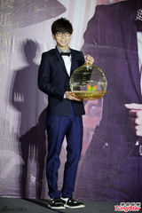 组图：胡夏帅气亮相记者会 现场大跳探戈