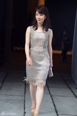 组图：陈数亮相米兰时装周 裸色流苏裙大气优雅