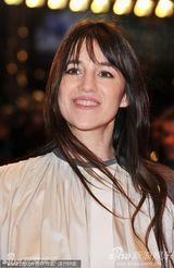 组图：评审团成员夏洛特-甘斯布黑丝秀美腿短裙抢镜