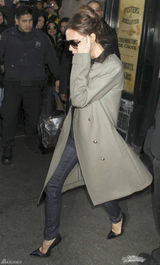 组图：小贝抱爱女助阵妻子时装秀 小七举花卖萌