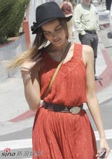 高清组图：“女金刚”伊莎贝尔-卢卡斯休闲装亮相