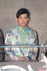 组图：周杰伦带病宣传巡演 花西服帅气抢镜