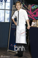 组图：SJ始源出席咖啡店开业典礼变帅气咖啡师