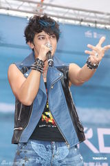 组图：汪东城摇滚风会歌迷 否认与炎亚纶有心结