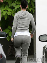 组图：凯蒂佩里灰色外套出行 紧身裤显内衣边际