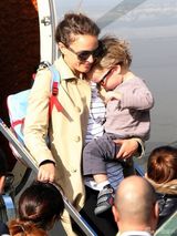 组图：波特曼抱子下飞机 小家伙害羞躲妈妈怀里