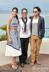 组图：芙蕾达-平托亮相发布会 露脐装尽显异域风情