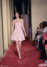 组图：陈法拉露白滑香肩 岑丽香性感隐现事业线