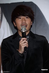 组图：弟弟卫斯理办满月酒贾静雯现身护女心切