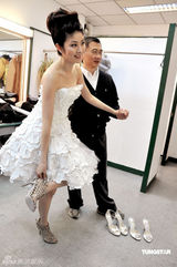 幻灯图集：陈慧琳低胸白色礼服拍广告 浪漫唯美