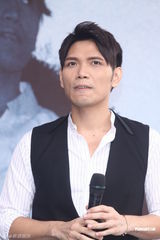 组图：杨宗纬歌迷送养声妙方 不怕与萧敬腾比较