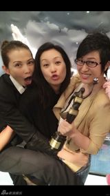 组图：蔡少芬带两女为张晋庆功 全家温馨合影