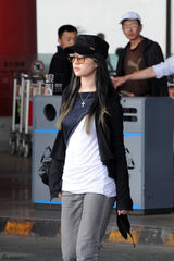 组图：刘亦菲携母亲回京 继父甘当行李工